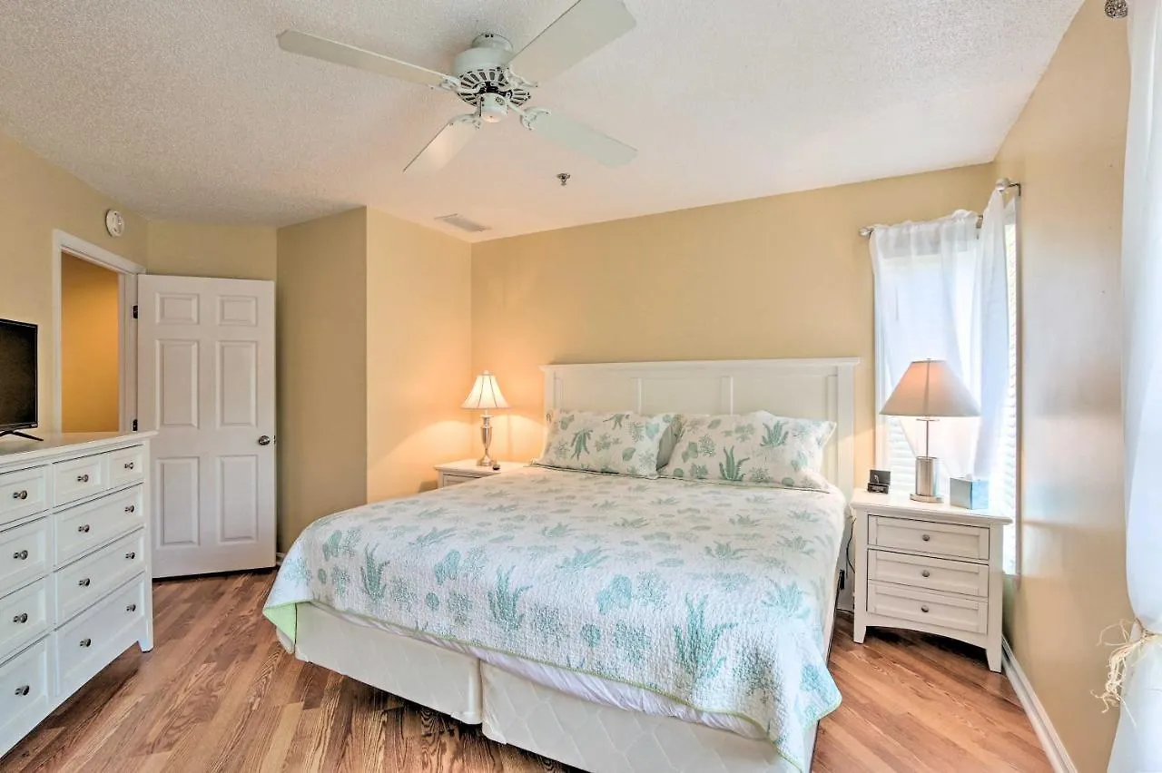 Hilton Head Getaway, Walk To Forest Beach! Holiday home *