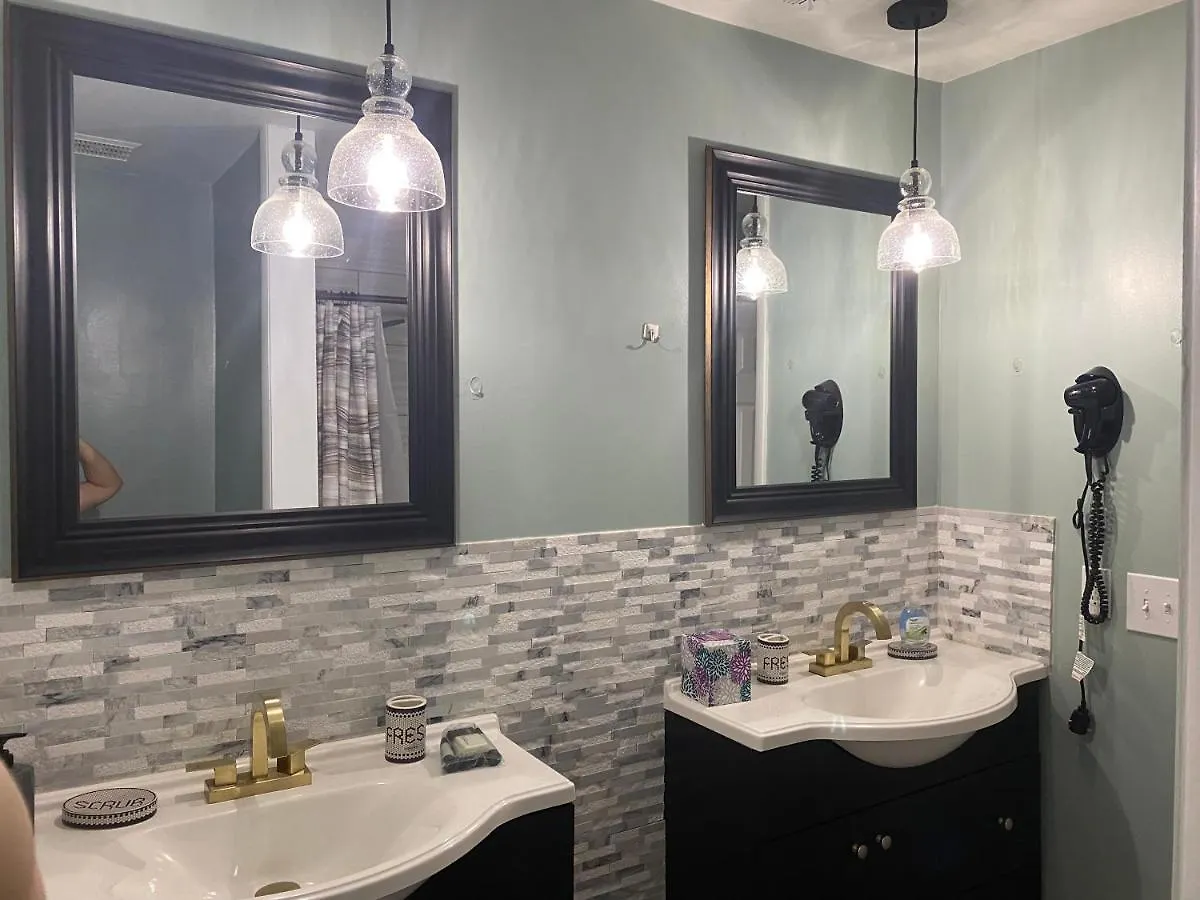 Hhi Homes- Newly Renovated Cozy Modern Pet-friendly Villa-ideal Location 别墅 *