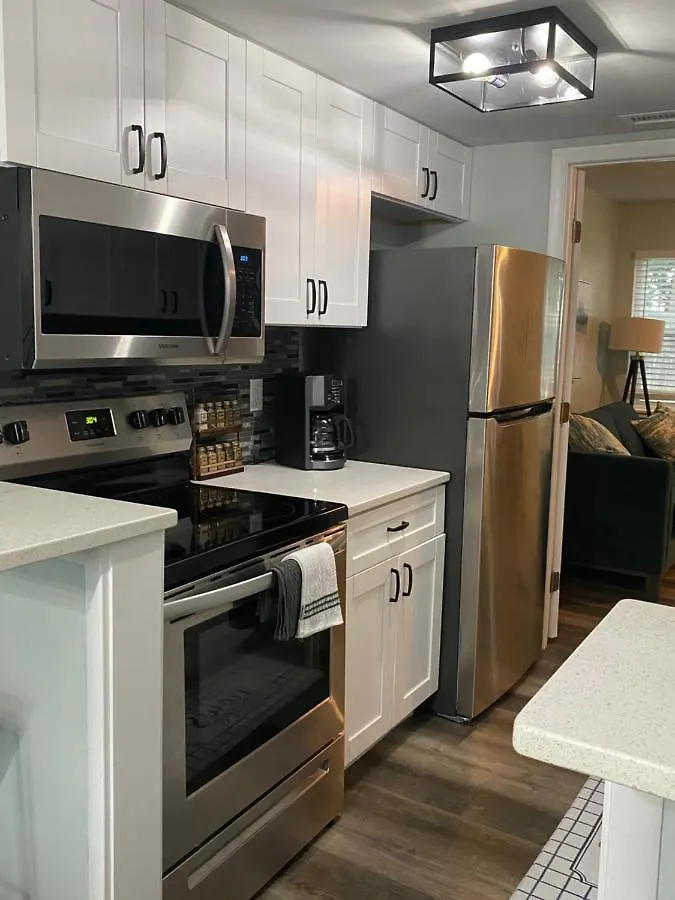 Hhi Homes- Newly Renovated Cozy Modern Pet-friendly Villa-ideal Location 别墅
