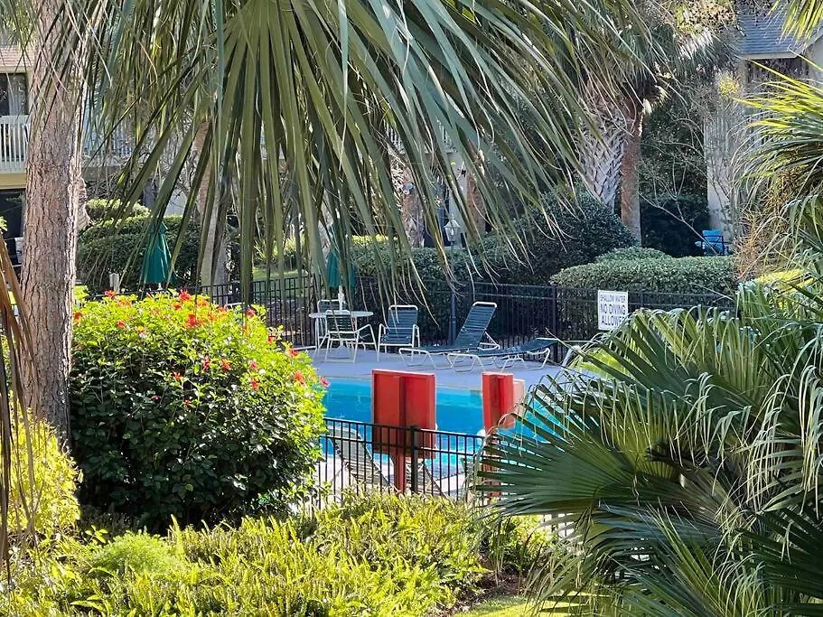 Spacious, Cozy W/parking In Coligny *