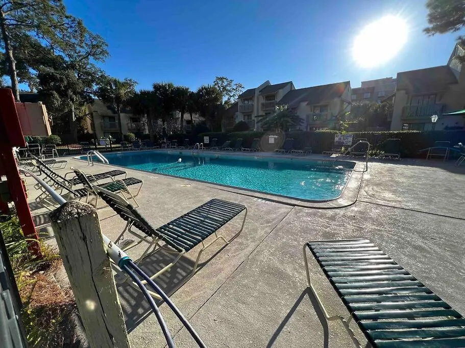 Spacious, Cozy W/parking In Coligny *