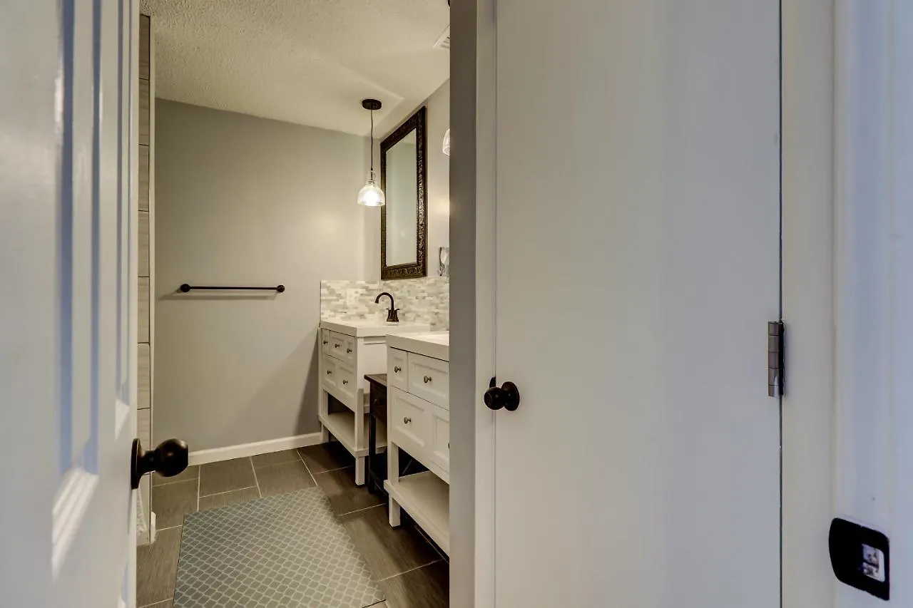 #82 Spectacular Ideal Location 2bdr/2parking *