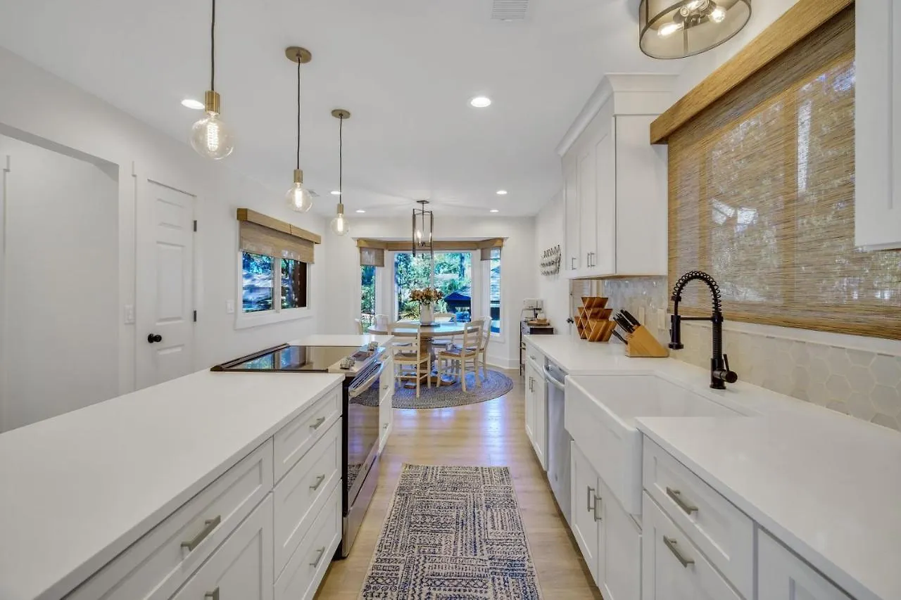 Holiday home New Listing 49 Governors Rd Renovated Luxurious Sea Pines Sleeps 8