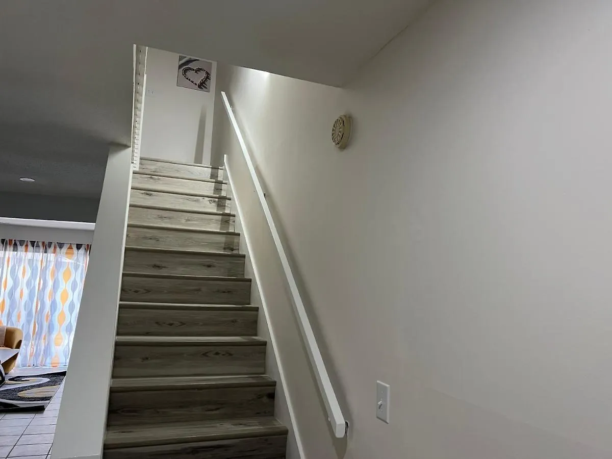 Spacious, Cozy W/parking In Coligny Hilton Head Island