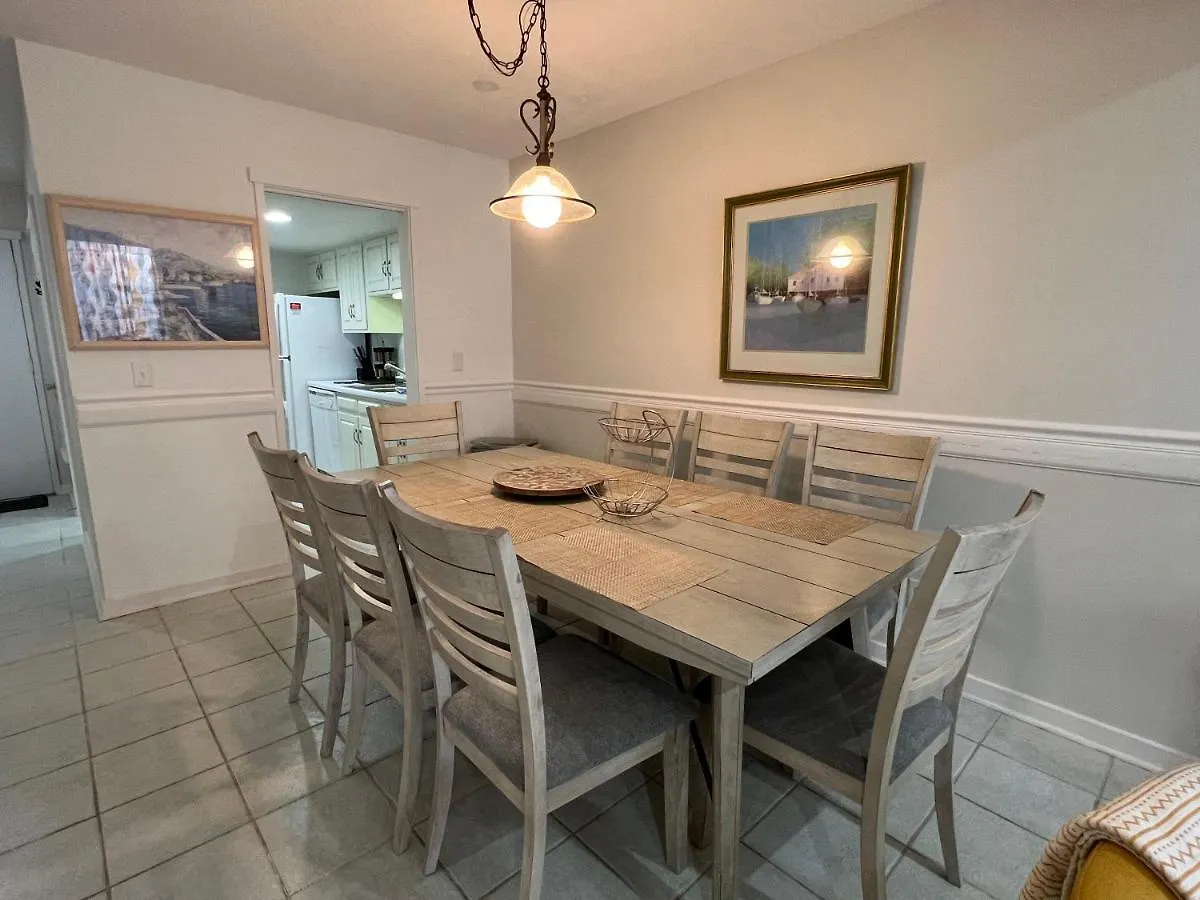 Spacious, Cozy W/parking In Coligny *