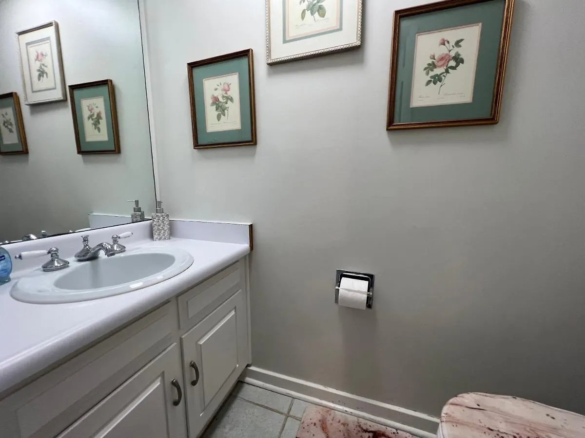 Spacious, Cozy W/parking In Coligny *