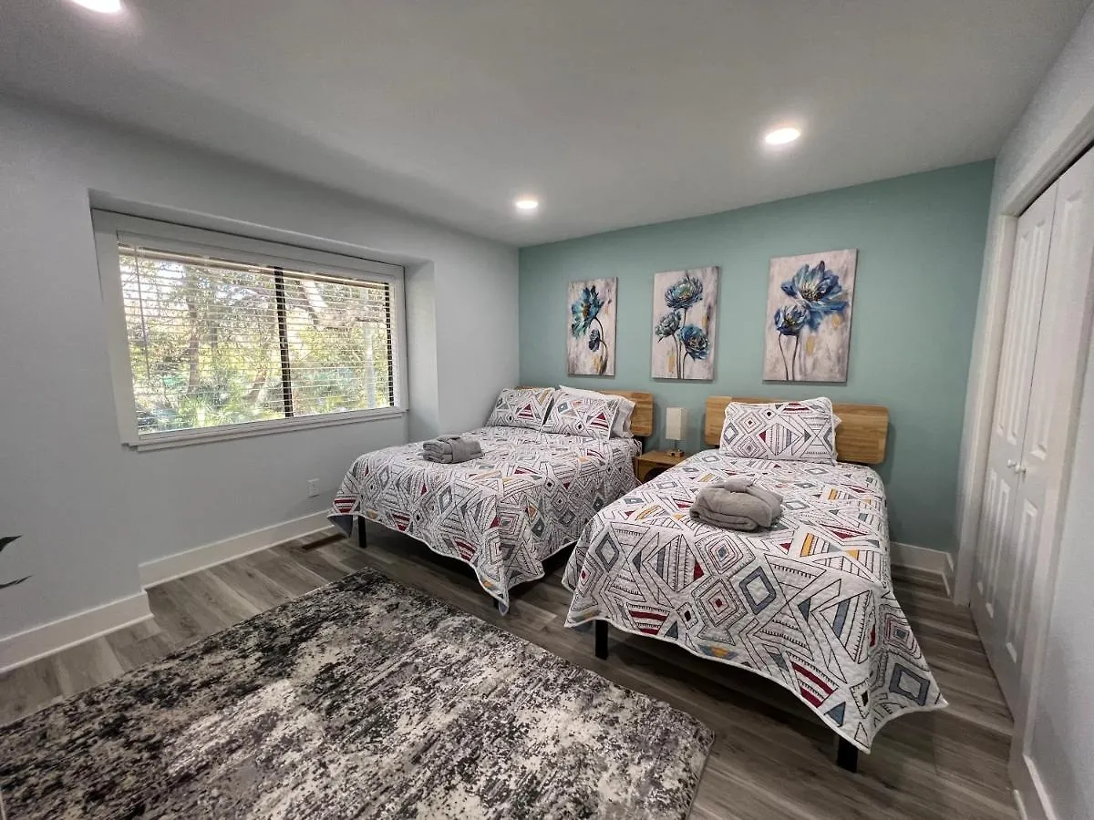 Spacious, Cozy W/parking In Coligny *