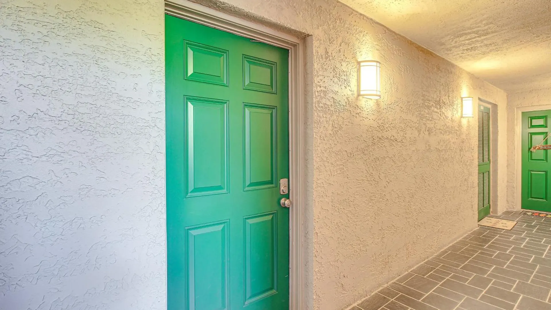 Apartamento With Patio Walk To Beach!