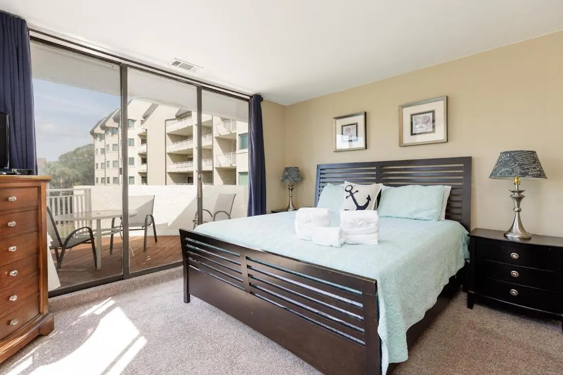 221 Shorewood Vila