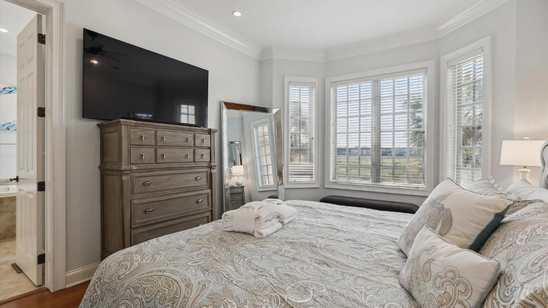 7 Singleton Place- Oceanfront, Private Pool, Renovated, Free Activities Included *