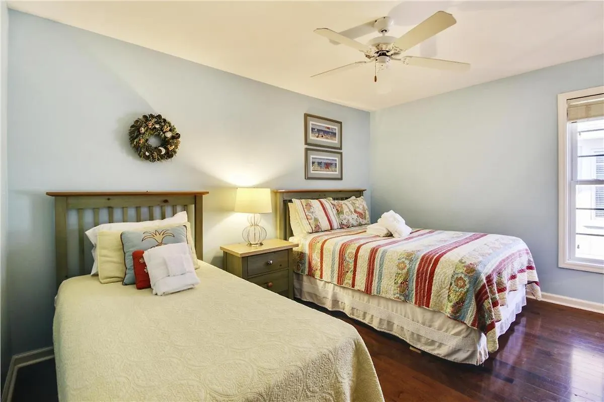 44 Bradley Road- Easy Walk To The Beach, Large Pool, Free Activities Included