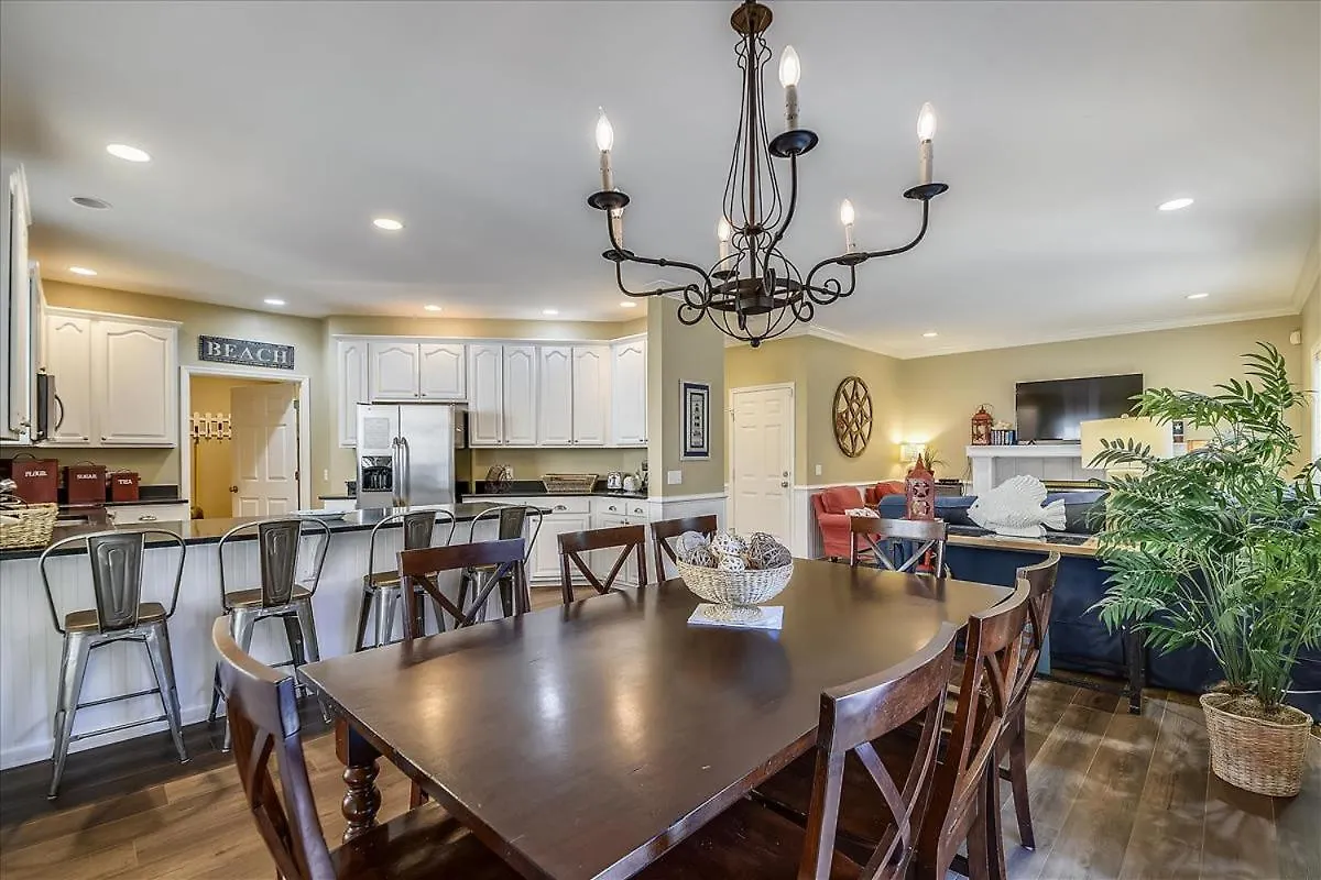 44 Bradley Road- Easy Walk To The Beach, Large Pool, Free Activities Included