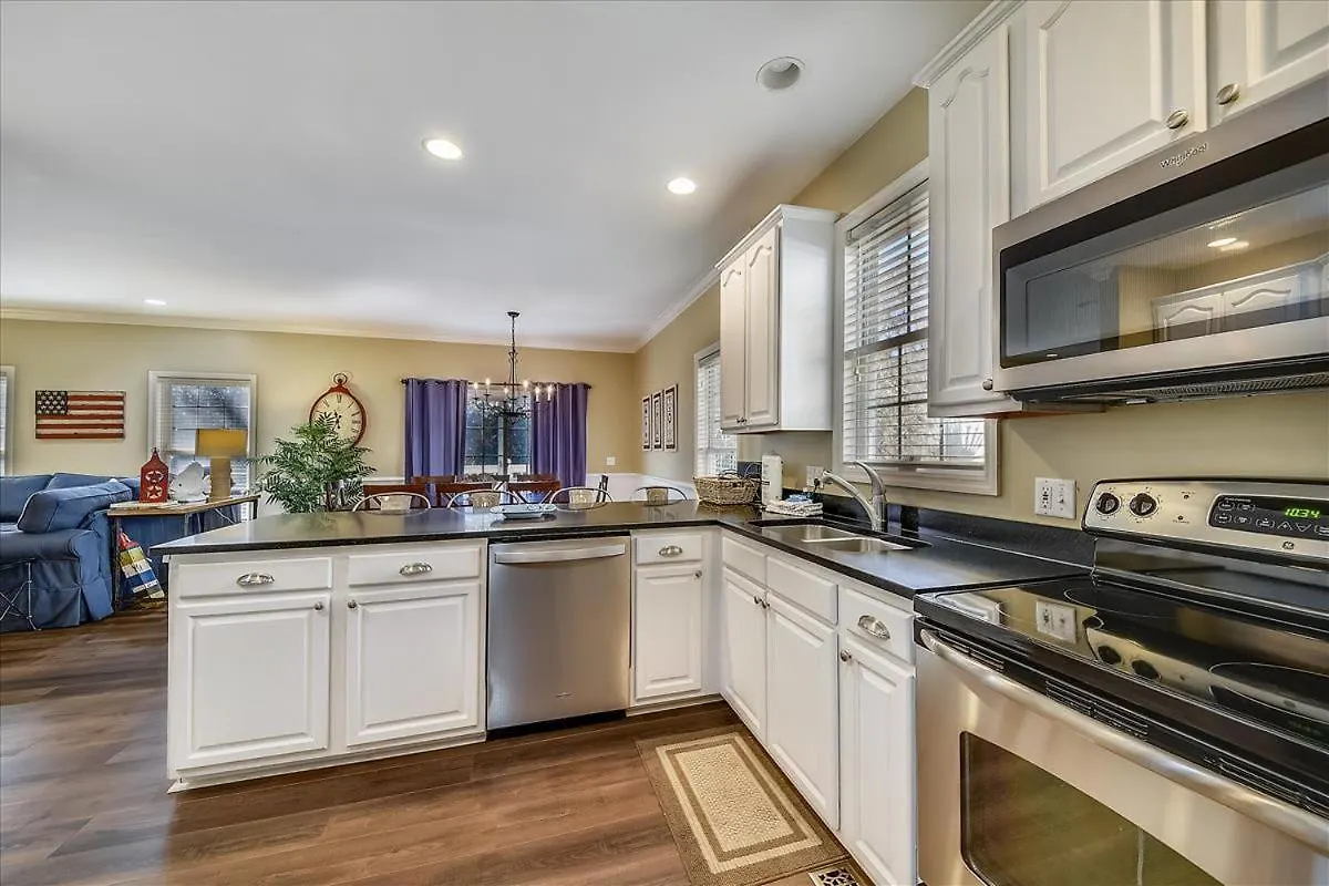 44 Bradley Road- Easy Walk To The Beach, Large Pool, Free Activities Included Hilton Head Island