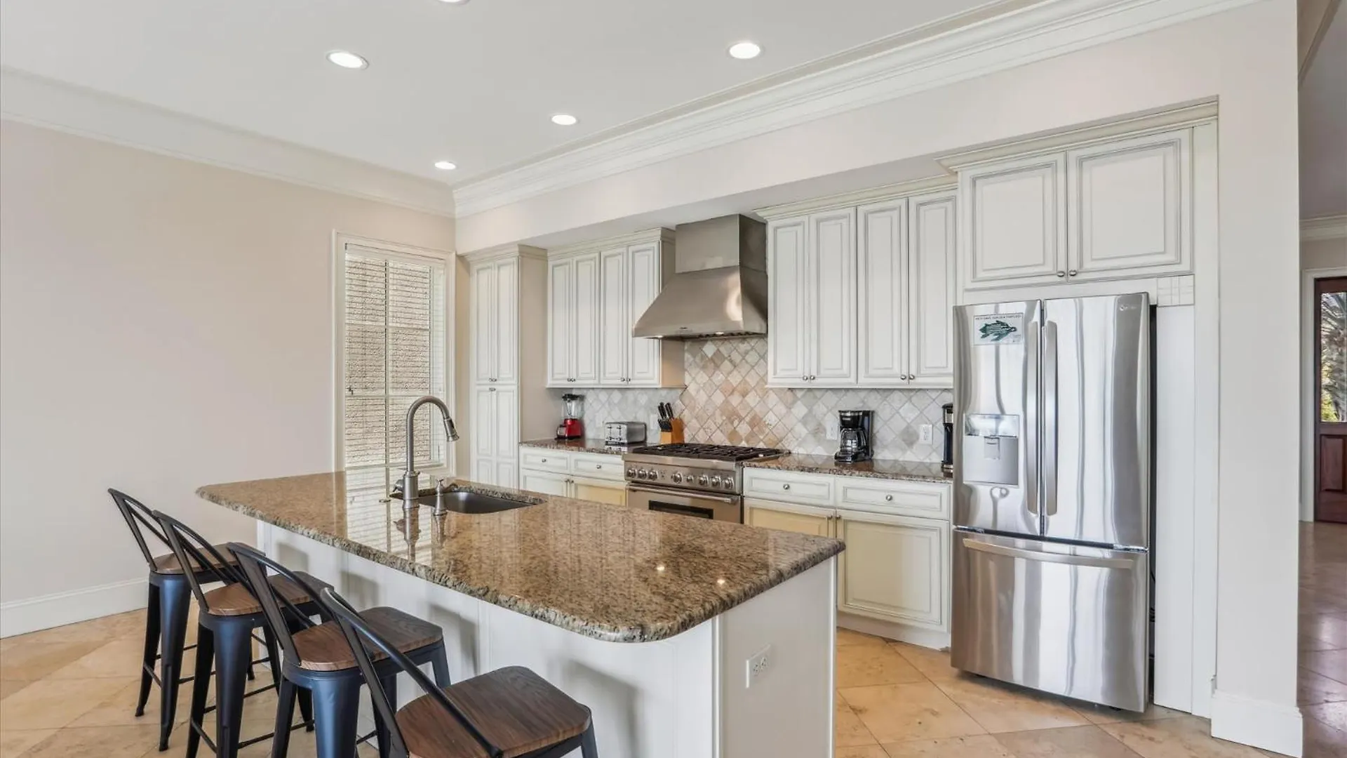 Semesterbostad 21 Horvaths Peninsula- Oceanfront, Pool, Elevator, Free Activities Included *