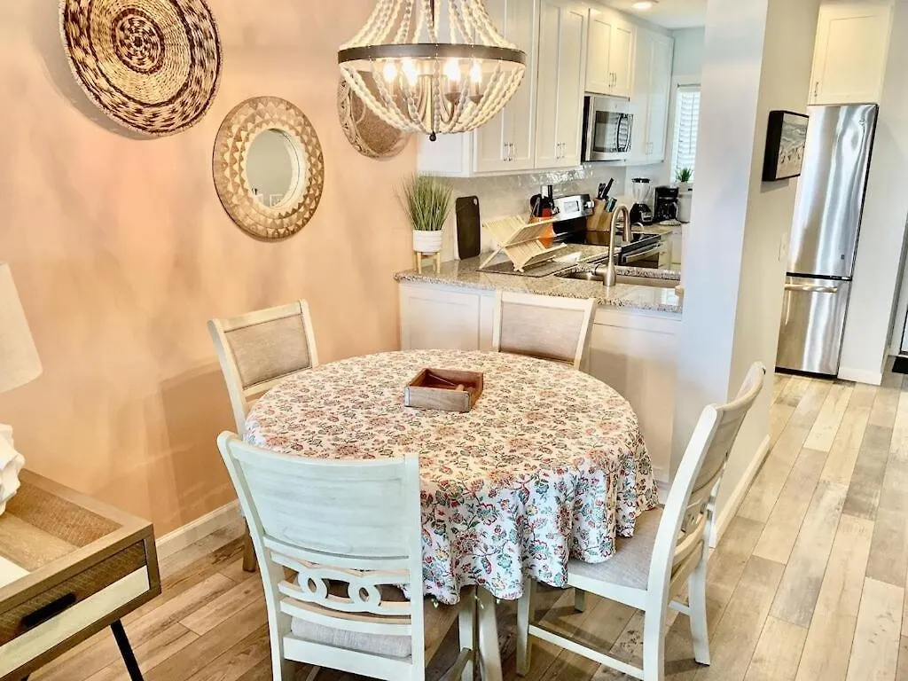 Дом отдыха Ocean View Good Vibes 2 Bed 2 Bath Хилтон-Хед-Айленд