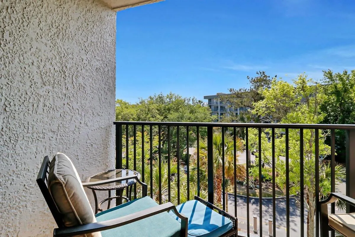 Beautifully Updated 3 Bed 3 Bath Xanadu One Block To The
