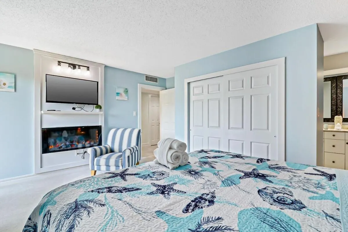 Beautifully Updated 3 Bed 3 Bath Xanadu One Block To The