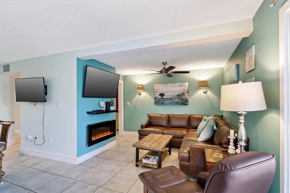 度假居 Beautifully Updated 3 Bed 3 Bath Xanadu One Block To The *