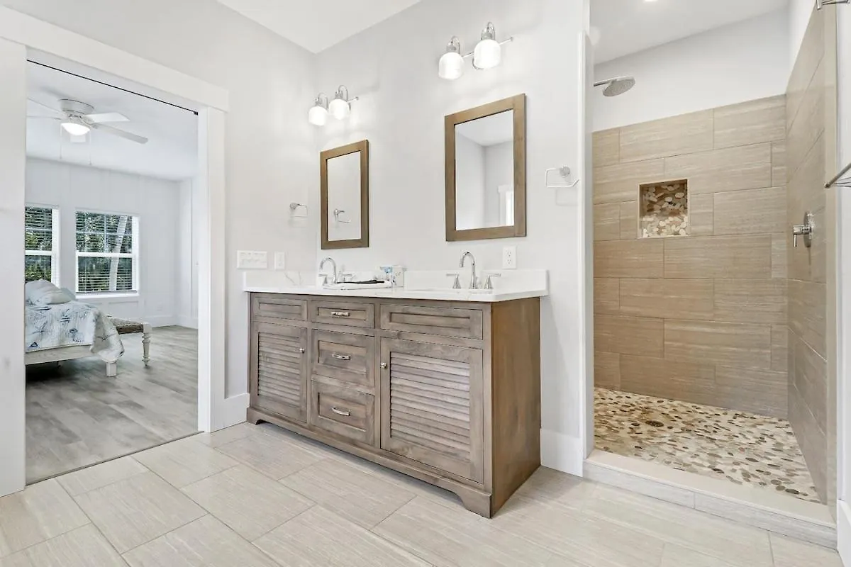 7 Bd 6 And One Half Bath With Private Pool & Path