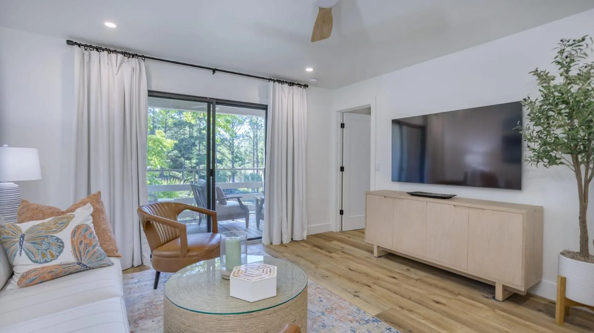 Walk To The Contemporary Coastal Fully Remodeled Spring 2024 Expansive Balcony * Хилтон-Хед-Айленд