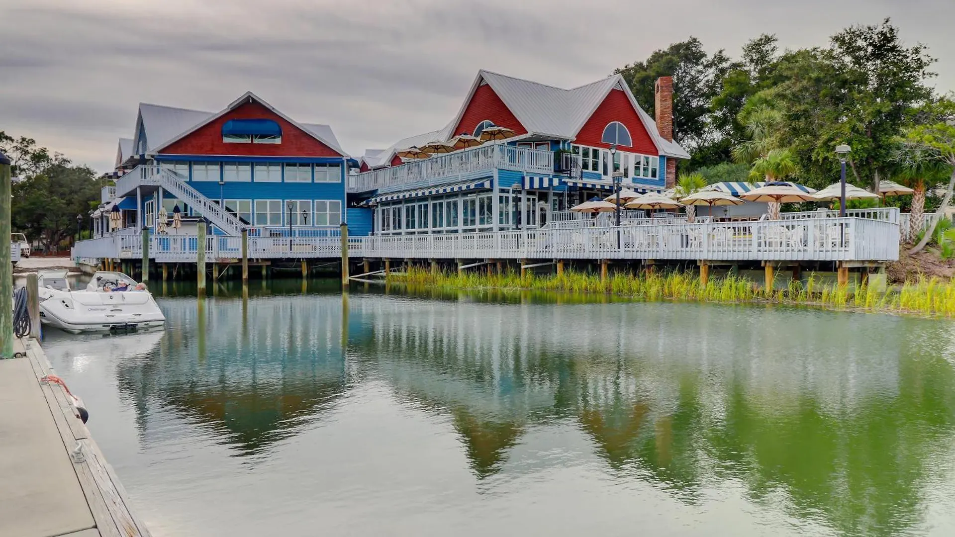 1737 Bluff Renovated Tommy Bahama Water Views Sleeps 6 Sea Pines Holiday home