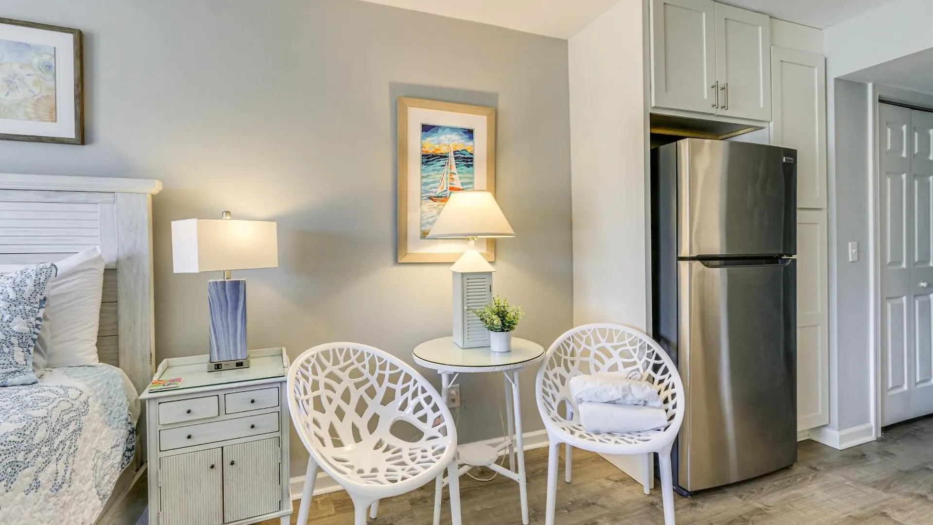 With Patio Walk To Beach! Apartamento