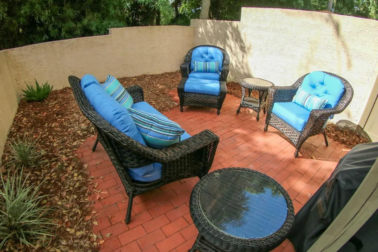 With Private Courtyard - Walk To Coligny Beach! * 希爾頓黑德島