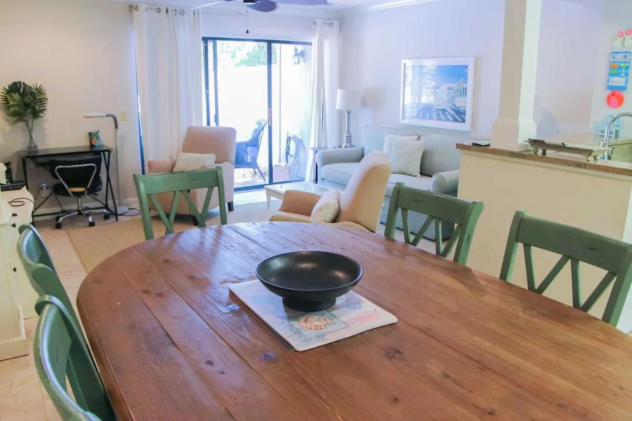 With Private Courtyard - Walk To Coligny Beach! 度假居